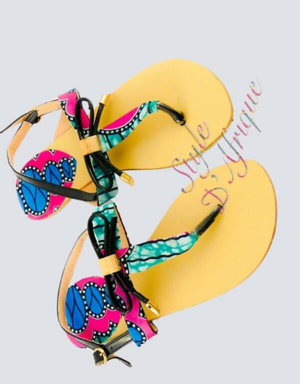 en semelle simili cuir et revêtement wax idéal pour l'été et idée cadeau originale pour femme ou jeune fille.