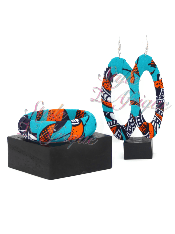 ensemble boucle d'oreille collier et bracelet wax africain ankara. boucles d'oreilles pendantes wax tissu ankara. boucles d'oreilles créoles femme wax africain ethnique. bijoux wax femme africaine, bijoux fantaisie, breloque africaine, bijoux ethniques, bijoux bohème, bijoux traditionnel chic