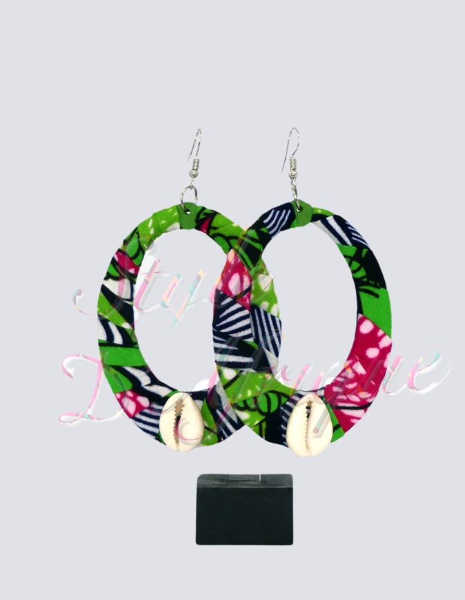 boucles d’oreilles créoles vertes femme wax africain ethnique. bijoux wax femme africaine, bijoux fantaisie, breloque africaine, bijoux ethniques, bijoux bohème, bijoux traditionnel chicboucles d'oreilles créoles femme wax africain ethnique. bijoux wax femme africaine, bijoux fantaisie, breloque africaine, bijoux ethniques, bijoux bohème, bijoux traditionnel chic