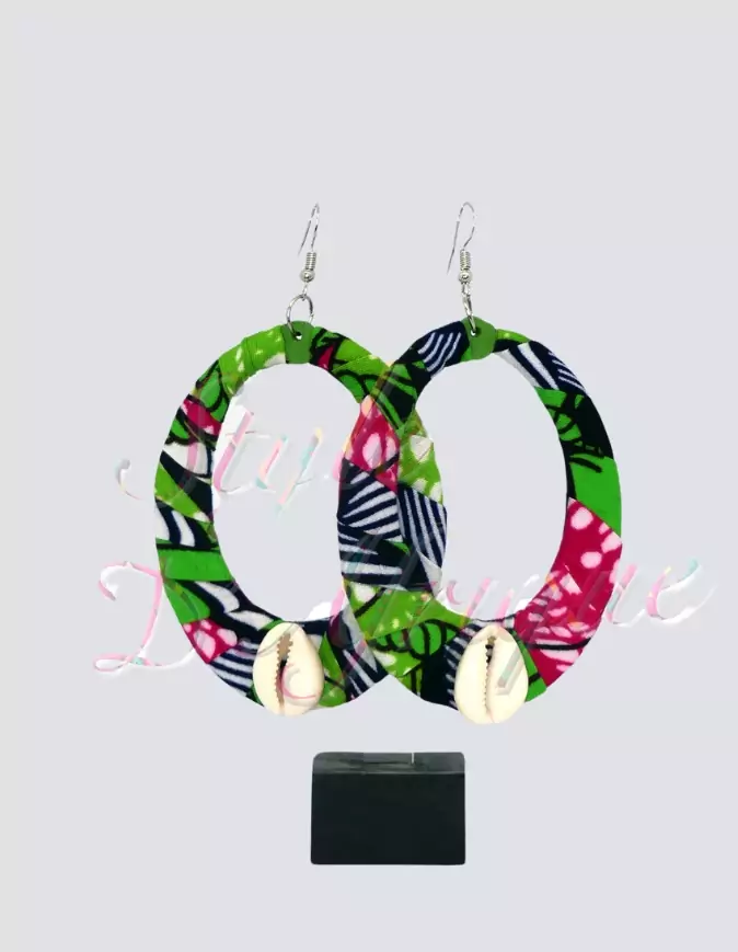 boucles d’oreilles créoles vertes femme wax africain ethnique. bijoux wax femme africaine, bijoux fantaisie, breloque africaine, bijoux ethniques, bijoux bohème, bijoux traditionnel chicboucles d'oreilles créoles femme wax africain ethnique. bijoux wax femme africaine, bijoux fantaisie, breloque africaine, bijoux ethniques, bijoux bohème, bijoux traditionnel chic