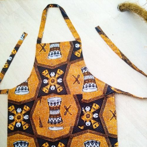 tablier de cuisine en tissu africain wax ou bogolan pour ménage et cooking. Tenue de travail et de divertissement.