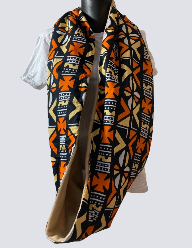 Femme portant un snood motifs bogolan marron doublé en polaire doudou