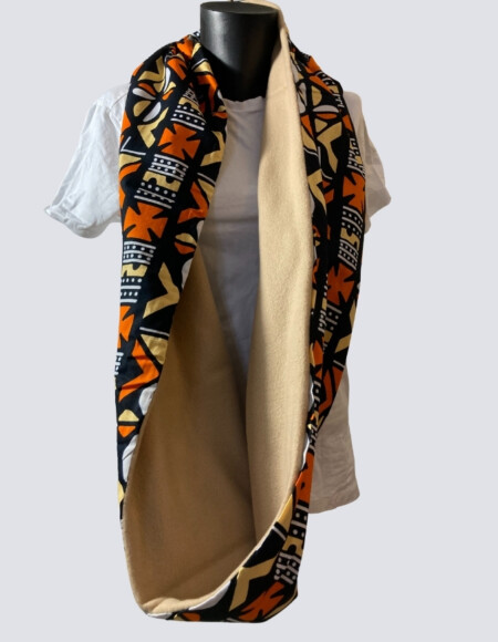 Femme portant un snood motifs bogolan marron doublé en polaire doudou