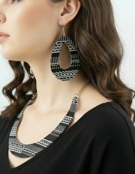 ensemble boucle d'oreille collier et bracelet wax africain ankara. boucles d'oreilles pendantes wax tissu ankara. boucles d'oreilles créoles femme wax africain ethnique. bijoux wax femme africaine, bijoux fantaisie, breloque africaine, bijoux ethniques, bijoux bohème, bijoux traditionnel chic