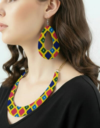 ensemble boucle d'oreille collier et bracelet wax africain ankara. boucles d'oreilles pendantes wax tissu ankara. boucles d'oreilles créoles femme wax africain ethnique. bijoux wax femme africaine, bijoux fantaisie, breloque africaine, bijoux ethniques, bijoux bohème, bijoux traditionnel chic