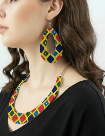 ensemble boucle d'oreille collier et bracelet wax africain ankara. boucles d'oreilles pendantes wax tissu ankara. boucles d'oreilles créoles femme wax africain ethnique. bijoux wax femme africaine, bijoux fantaisie, breloque africaine, bijoux ethniques, bijoux bohème, bijoux traditionnel chic