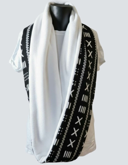 Femme portant un snood bogolan noir doublé en polaire doudou
