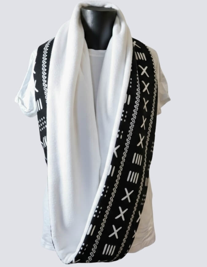 Femme portant un snood bogolan noir doublé en polaire doudou