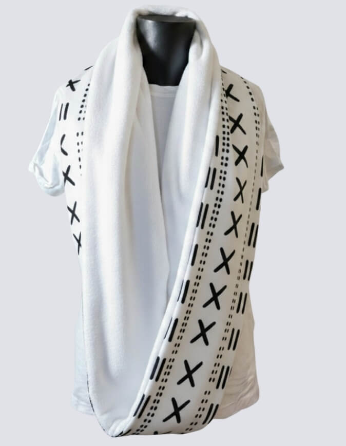 Femme portant un snood bogolan blanc doublé en polaire doudou