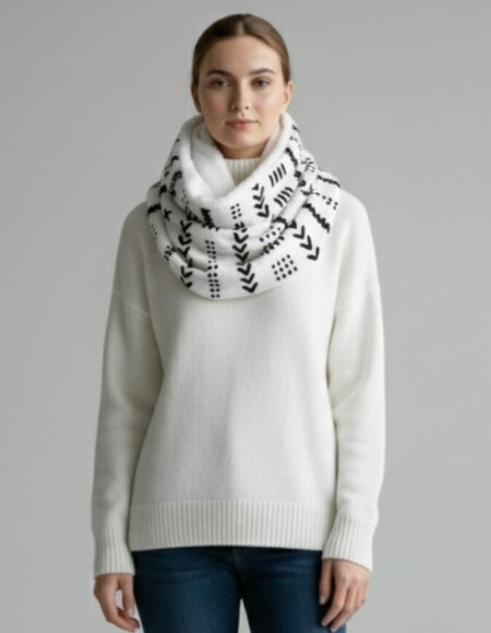 Femme portant un snood bogolan blanc doublé en polaire doudou