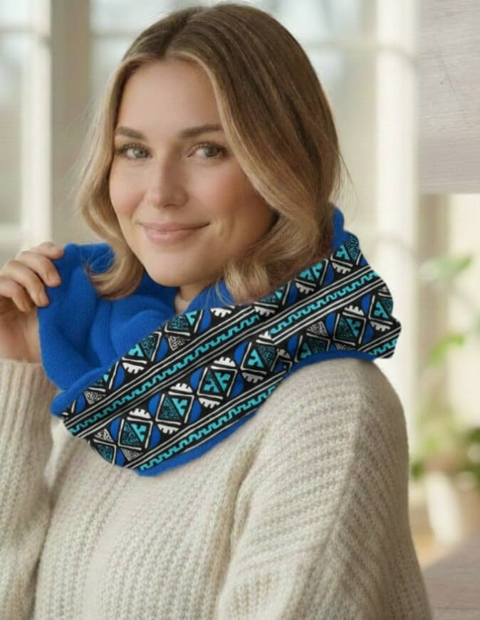 Femme portant un snood bogolan turquoise doublé en polaire doudou