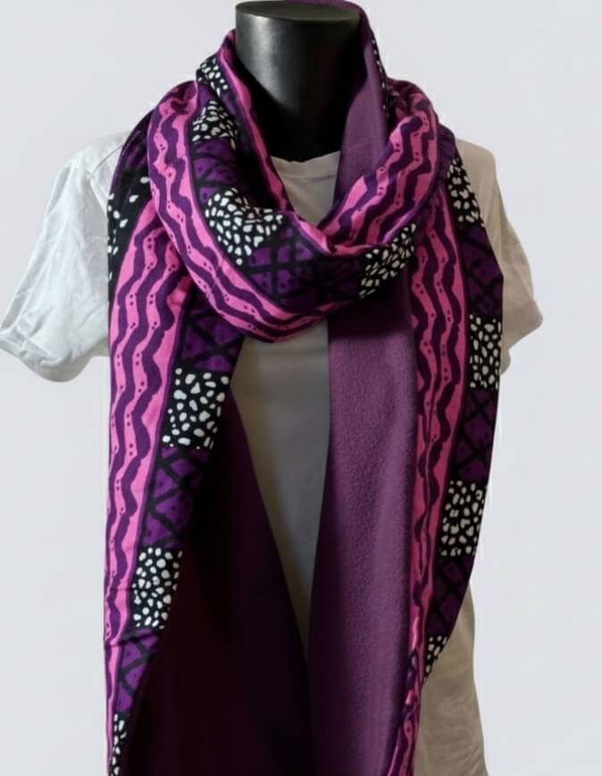 Femme portant un snood bogolan violet doublé en polaire doudou