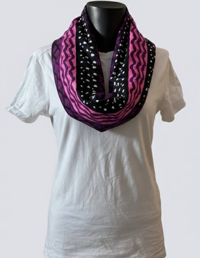 Femme portant un snood bogolan violet doublé en polaire doudou