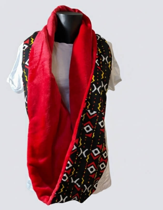 Femme portant un snood bogolan rouge doublé en polaire doudou