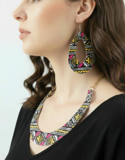 ensemble boucle d'oreille collier et bracelet wax africain ankara. boucles d'oreilles pendantes wax tissu ankara. boucles d'oreilles créoles femme wax africain ethnique. bijoux wax femme africaine, bijoux fantaisie, breloque africaine, bijoux ethniques, bijoux bohème, bijoux traditionnel chic