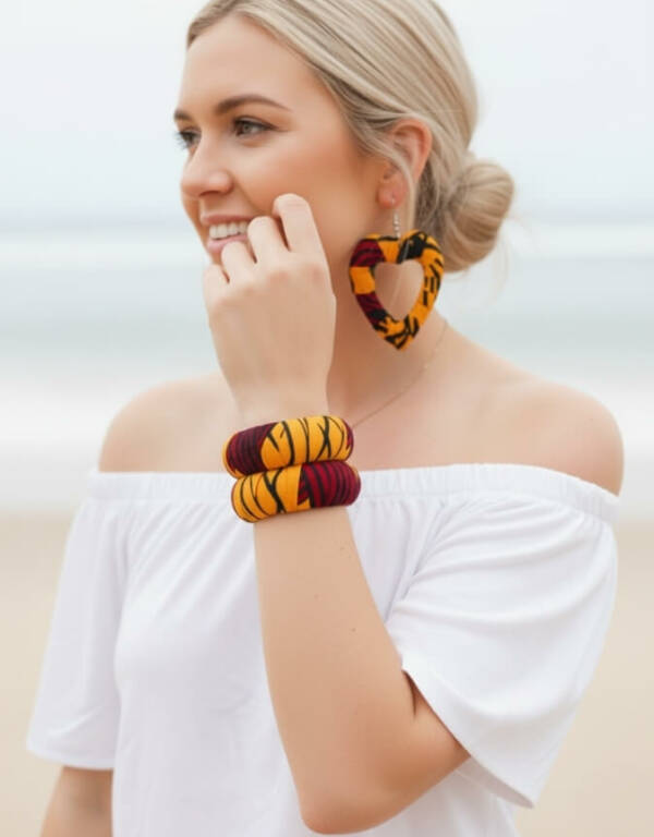 ensemble boucle d'oreille collier et bracelet wax africain ankara. boucles d'oreilles pendantes wax tissu ankara. boucles d'oreilles créoles femme wax africain ethnique. bijoux wax femme africaine, bijoux fantaisie, breloque africaine, bijoux ethniques, bijoux bohème, bijoux traditionnel chic