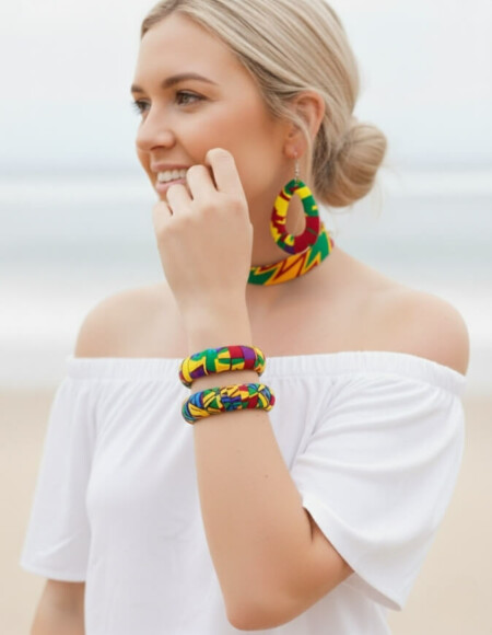 ensemble boucle d'oreille collier et bracelet wax africain ankara. boucles d'oreilles pendantes wax tissu ankara. boucles d'oreilles créoles femme wax africain ethnique. bijoux wax femme africaine, bijoux fantaisie, breloque africaine, bijoux ethniques, bijoux bohème, bijoux traditionnel chic