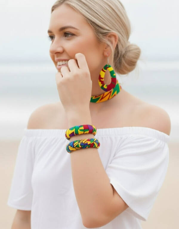 ensemble boucle d'oreille collier et bracelet wax africain ankara. boucles d'oreilles pendantes wax tissu ankara. boucles d'oreilles créoles femme wax africain ethnique. bijoux wax femme africaine, bijoux fantaisie, breloque africaine, bijoux ethniques, bijoux bohème, bijoux traditionnel chic