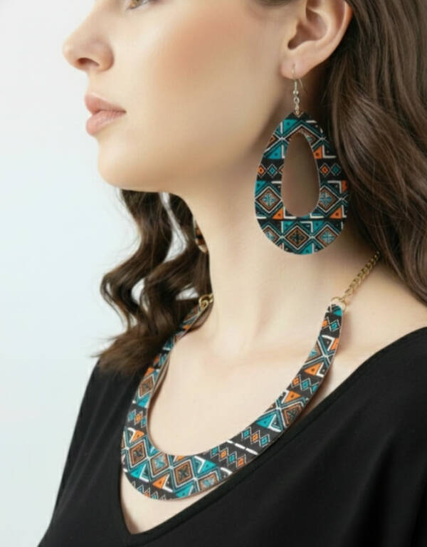 ensemble boucle d'oreille collier et bracelet wax africain ankara. boucles d'oreilles pendantes wax tissu ankara. boucles d'oreilles créoles femme wax africain ethnique. bijoux wax femme africaine, bijoux fantaisie, breloque africaine, bijoux ethniques, bijoux bohème, bijoux traditionnel chic