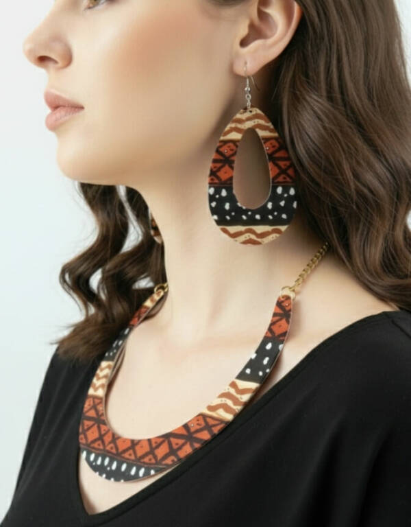 ensemble boucle d'oreille collier et bracelet wax africain ankara. boucles d'oreilles pendantes wax tissu ankara. boucles d'oreilles créoles femme wax africain ethnique. bijoux wax femme africaine, bijoux fantaisie, breloque africaine, bijoux ethniques, bijoux bohème, bijoux traditionnel chic