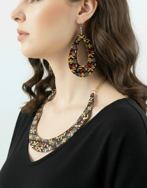 ensemble boucle d'oreille collier et bracelet wax africain ankara. boucles d'oreilles pendantes wax tissu ankara. boucles d'oreilles créoles femme wax africain ethnique. bijoux wax femme africaine, bijoux fantaisie, breloque africaine, bijoux ethniques, bijoux bohème, bijoux traditionnel chic