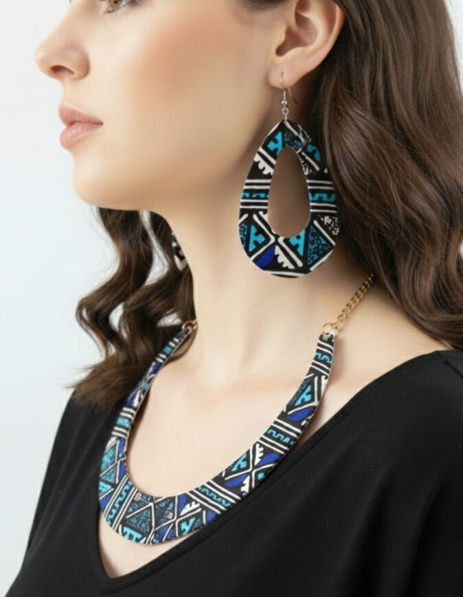 ensemble boucle d'oreille collier et bracelet wax africain ankara. boucles d'oreilles pendantes wax tissu ankara. boucles d'oreilles créoles femme wax africain ethnique. bijoux wax femme africaine, bijoux fantaisie, breloque africaine, bijoux ethniques, bijoux bohème, bijoux traditionnel chic