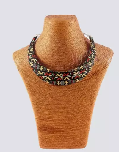 Collier ras de cou marron africain en pagne wax dans de magnifiques tons marron