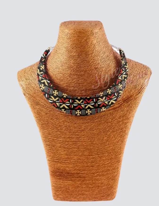 Collier ras de cou marron africain en pagne wax dans de magnifiques tons marron