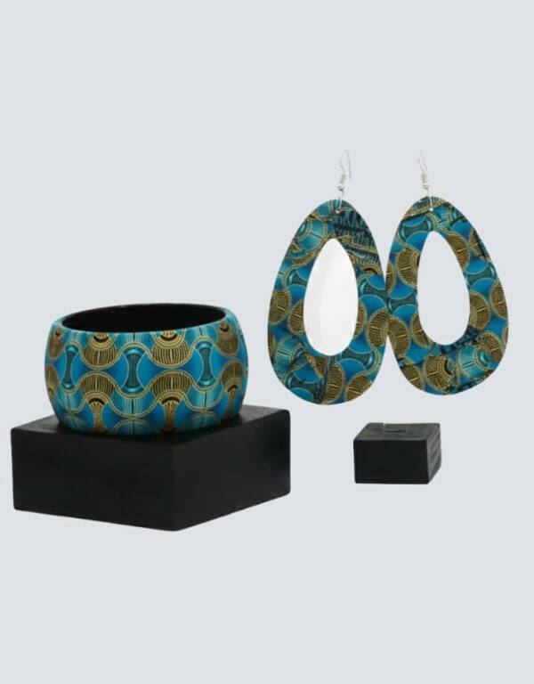 ensemble boucle d'oreille collier et bracelet wax africain ankara. boucles d'oreilles pendantes wax tissu ankara. boucles d'oreilles créoles femme wax africain ethnique. bijoux wax femme africaine, bijoux fantaisie, breloque africaine, bijoux ethniques, bijoux bohème, bijoux traditionnel chic