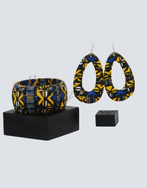 ensemble boucle d'oreille collier et bracelet wax africain ankara. boucles d'oreilles pendantes wax tissu ankara. boucles d'oreilles créoles femme wax africain ethnique. bijoux wax femme africaine, bijoux fantaisie, breloque africaine, bijoux ethniques, bijoux bohème, bijoux traditionnel chic