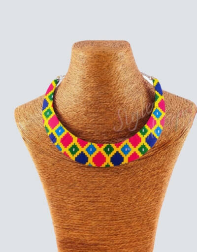 Collier ras de cou marron africain en pagne wax dans de magnifiques tons multicolor