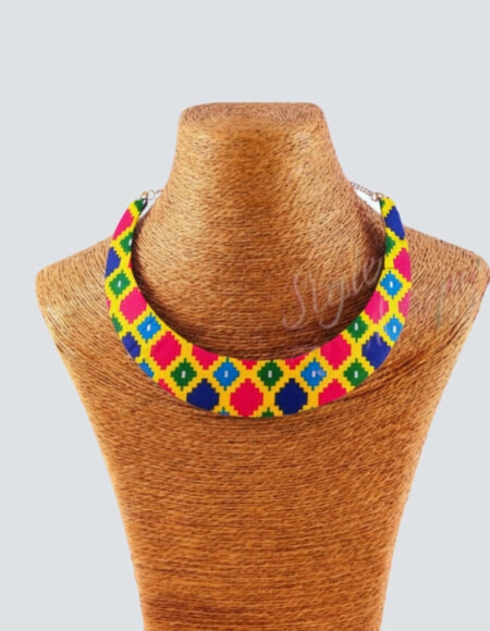 Collier ras de cou marron africain en pagne wax dans de magnifiques tons multicolor