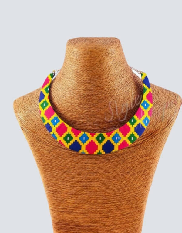 Collier ras de cou marron africain en pagne wax dans de magnifiques tons multicolor