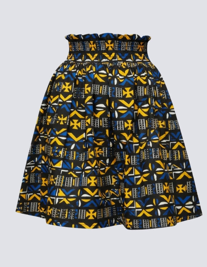 Femme souriante portant une jupe plissée mi-longue en bogolan bleu et jaune, taille unique extensible