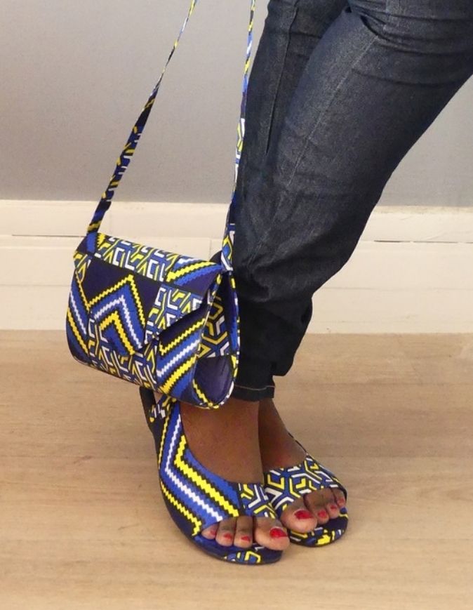 Pieds de femme portant des sandales plates en wax bleu et jaune, taille 38