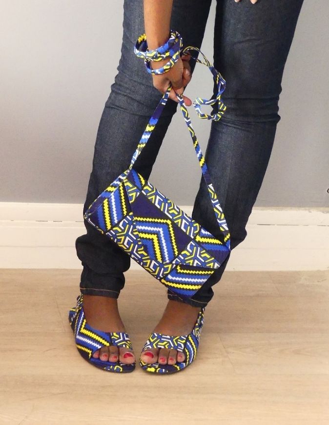 Pieds de femme portant des sandales plates en wax bleu et jaune, taille 38
