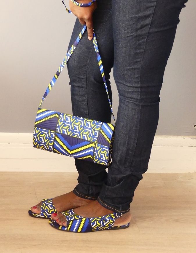 Pieds de femme portant des sandales plates en wax bleu et jaune, taille 38