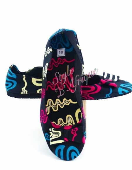 Paire de ballerines en tissu wax noir à motifs colorés, taille 38, avec un petit nœud