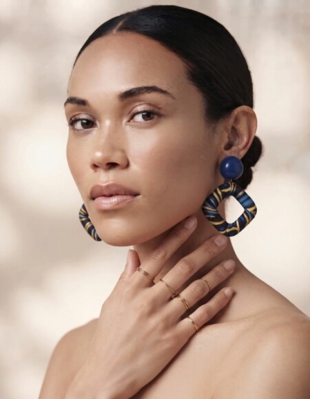 Femme avec un chignon portant des boucles d'oreilles pendantes en tissu wax