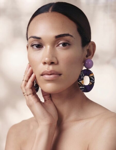 Femme avec un chignon portant des boucles d'oreilles pendantes en tissu wax