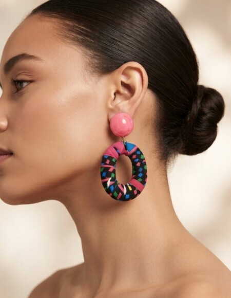 Femme avec un chignon portant des boucles d'oreilles pendantes en tissu wax