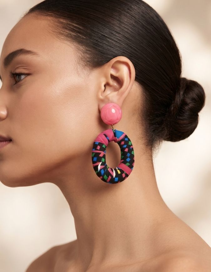 Femme avec un chignon portant des boucles d'oreilles pendantes en tissu wax