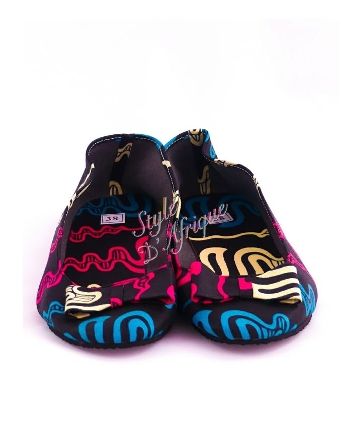 Paire de ballerines en tissu wax noir à motifs colorés, taille 38, avec un petit nœud