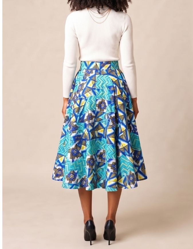 Femme portant une jupe patineuse mi-longue en bogolan pailleté bleu et jaune, taille unique extensible