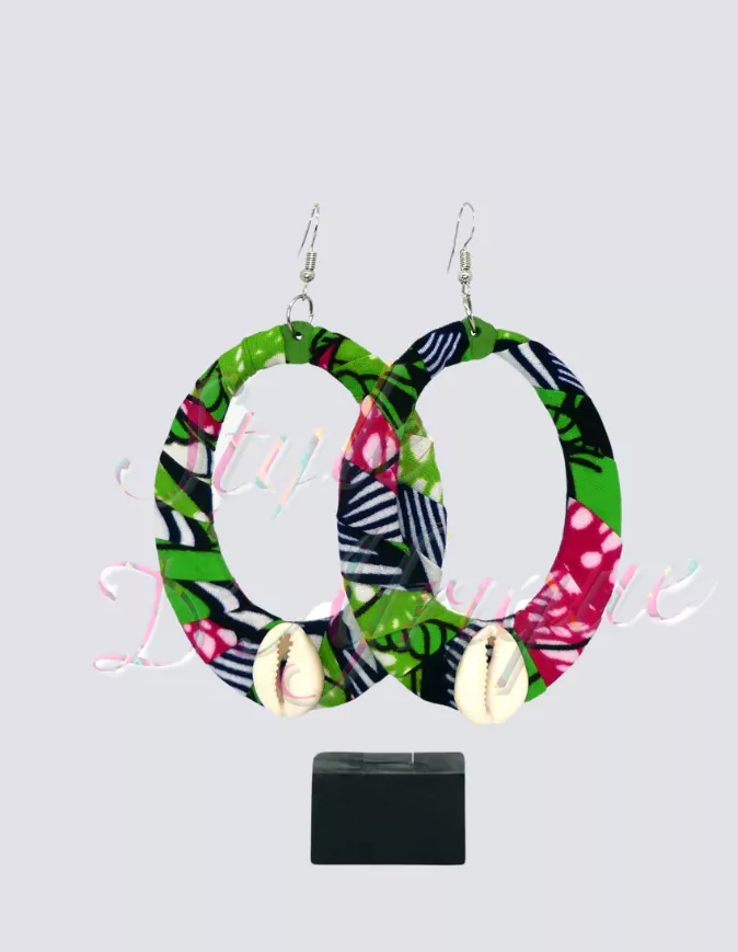boucles d’oreilles créoles vertes femme wax africain ethnique. bijoux wax femme africaine, bijoux fantaisie, breloque africaine, bijoux ethniques, bijoux bohème, bijoux traditionnel chicboucles d'oreilles créoles femme wax africain ethnique. bijoux wax femme africaine, bijoux fantaisie, breloque africaine, bijoux ethniques, bijoux bohème, bijoux traditionnel chic